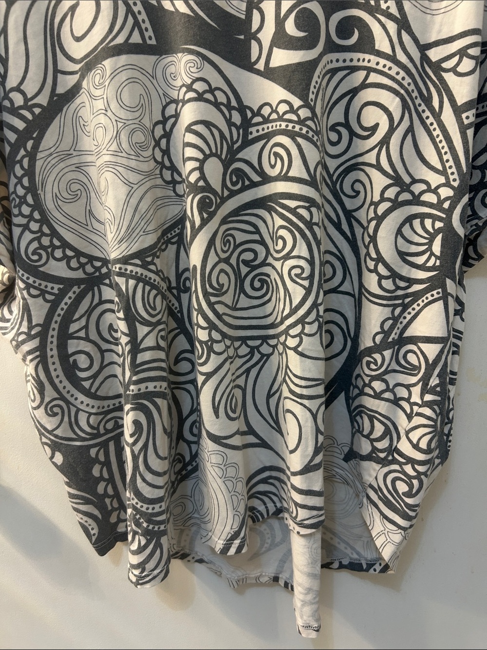 MANUHEALI’I Printed Women's Top - GRAY & White, Sz L - Picture 3 of 5